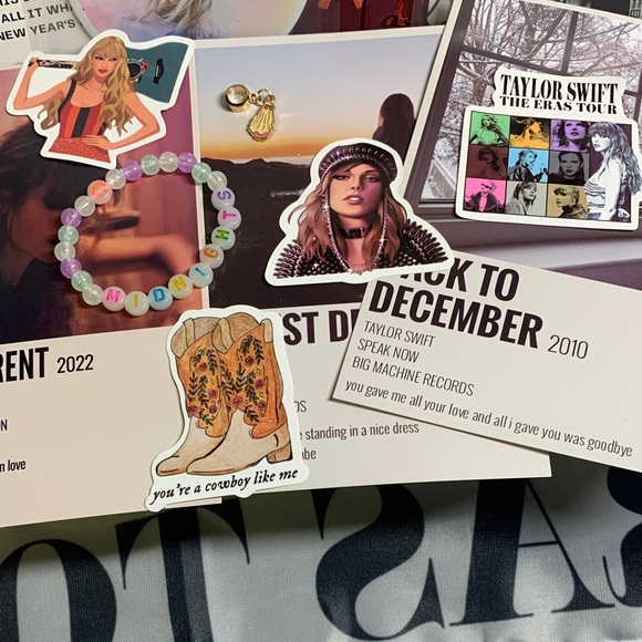Taylor Swift The Eras Tour Poster Set with awesome Swag, charm, bracelet & more - Picture 3 of 11